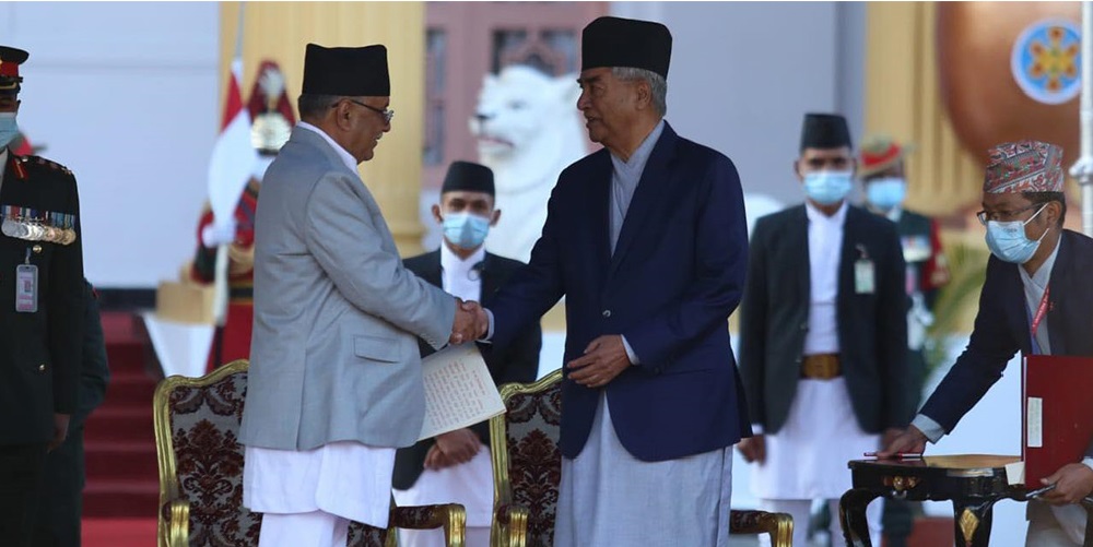 देउवाद्वारा सत्ता हस्तान्तरणः प्रचण्डलाई बधाइ दिएर शितल निवासबाट बाहिरिए